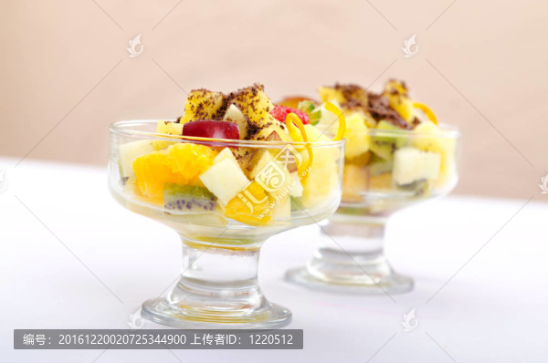 水果甜點(diǎn)在盤子里