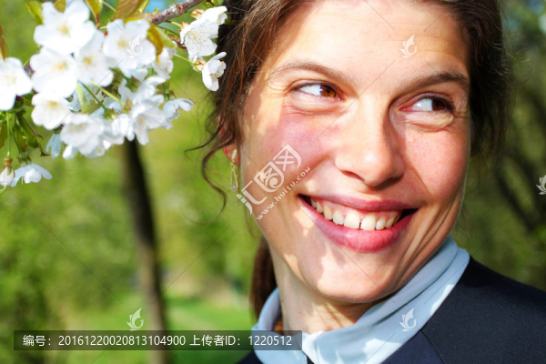 櫻桃樹(shù)下年輕女子的春天畫(huà)像