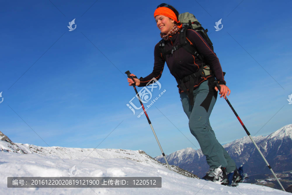 微笑的女人做滑雪旅行。冬季戶外活動
