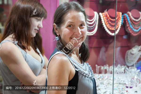 女人看珠寶柜臺