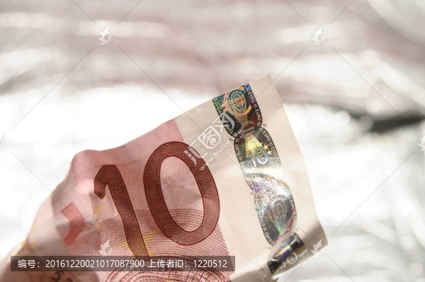 金屬背景上的十歐元法案
