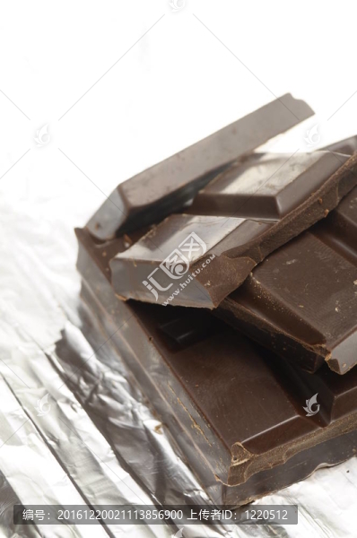 在它的鋁板上的黑巧克力片架子E
