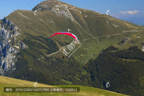 對滑翔機在Dolomites