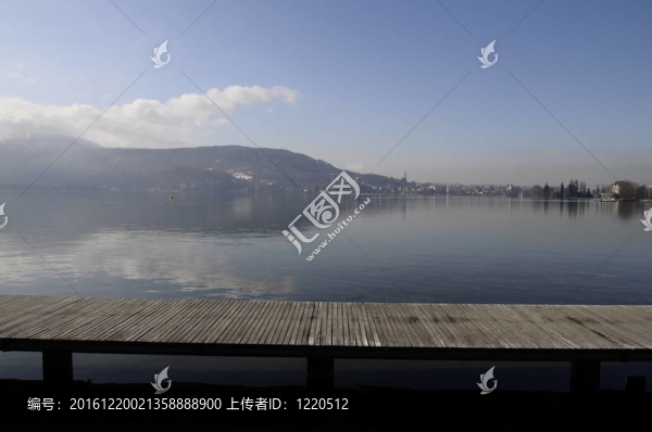 從木浮橋行走城市阿訥西湖和觀
