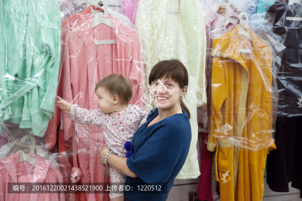 快樂的女人和孩子在商店