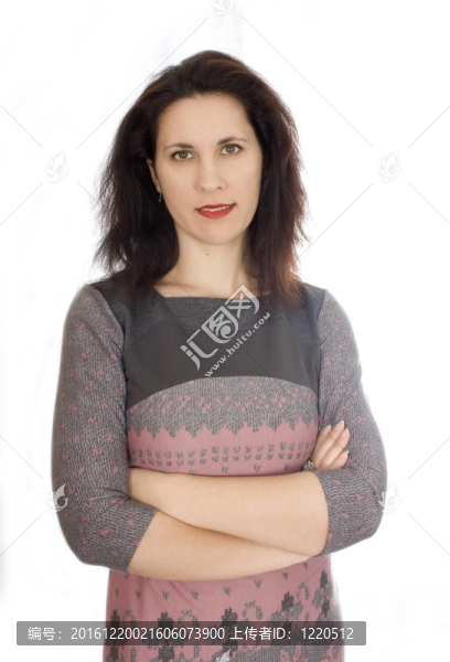 美麗的歐洲年輕女子雙手交叉站立