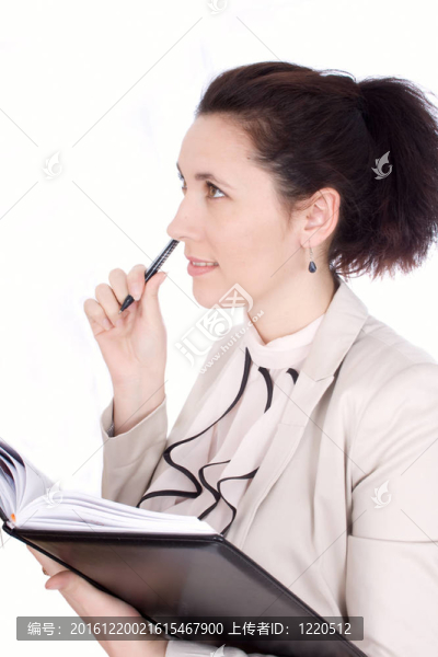 體貼的年輕女孩拿著筆和記事本
