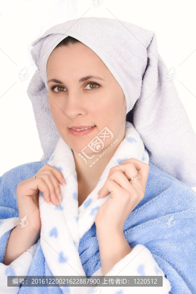 年輕美麗幸福的女人在浴袍