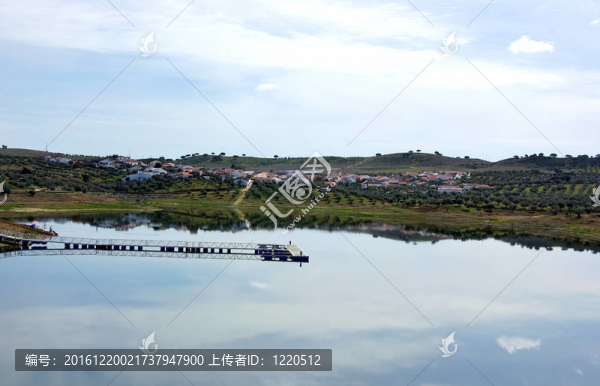 小村莊附近阿爾克瓦湖。