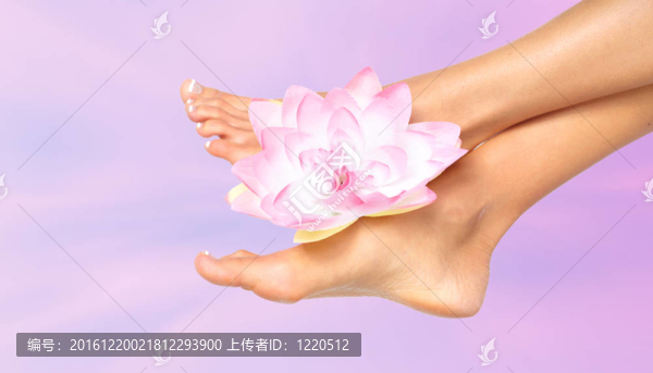 女人花腳。