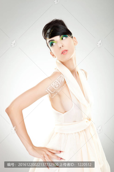 穿著裙子的女人的一面