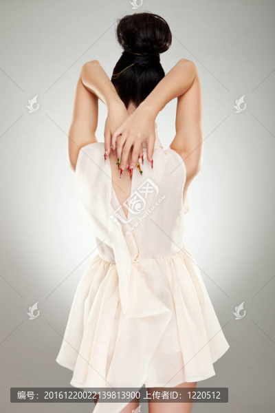 一個(gè)魅力女人的衣服回來