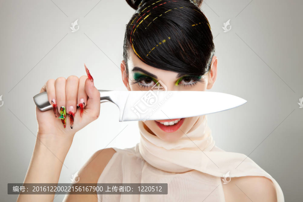 臉上有刀的女人