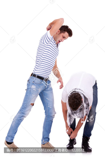 年輕人用肘打他的朋友