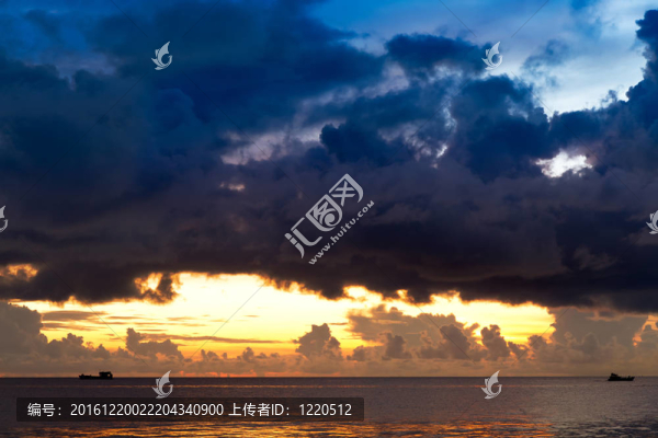 在陰沉的天空和船只的南海的日落；富國(guó)；越南