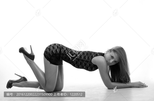 穿黑裙子的年輕女人