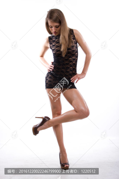 穿黑裙子的年輕女人