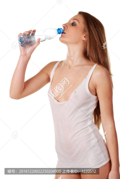 女人和一瓶水
