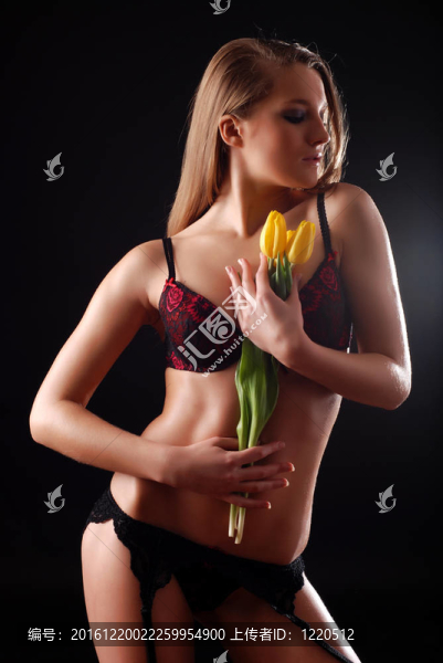 郁金香的女人和花束