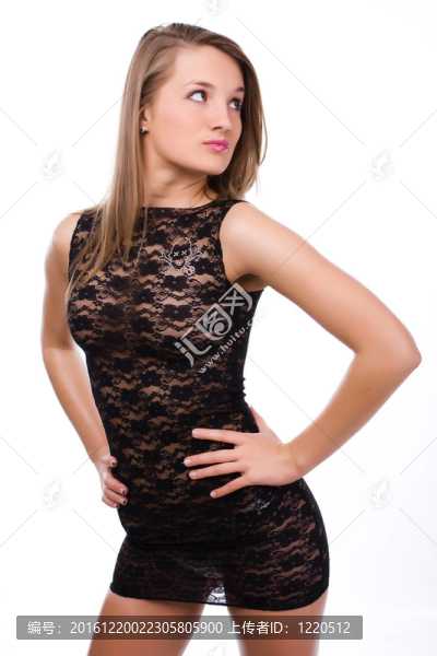 穿黑裙子的年輕女人
