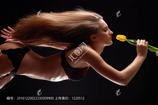 女人和黃色郁金香