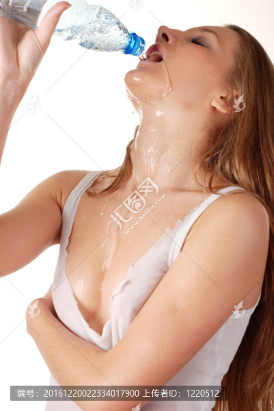 女人和一瓶水