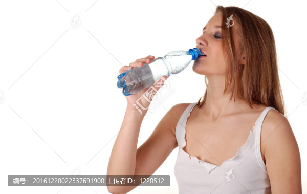 女人和一瓶水
