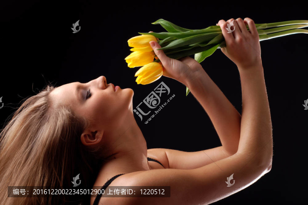 郁金香的女人和花束