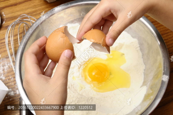 小孩把雞蛋掰成面粉