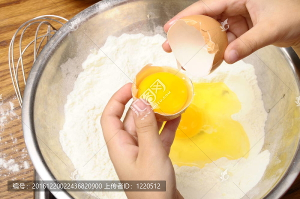 小孩把雞蛋掰成面粉