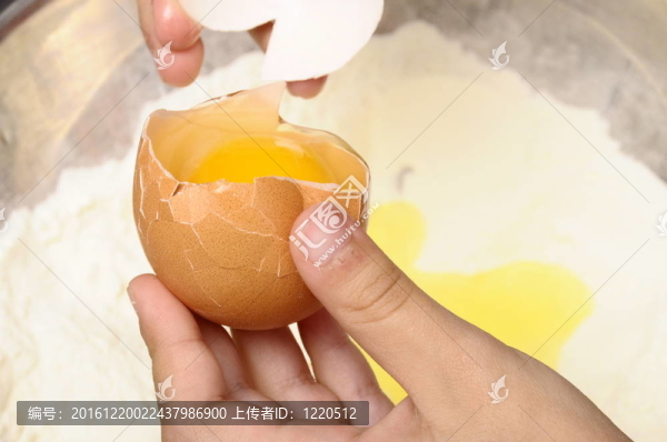 小孩把雞蛋掰成面粉