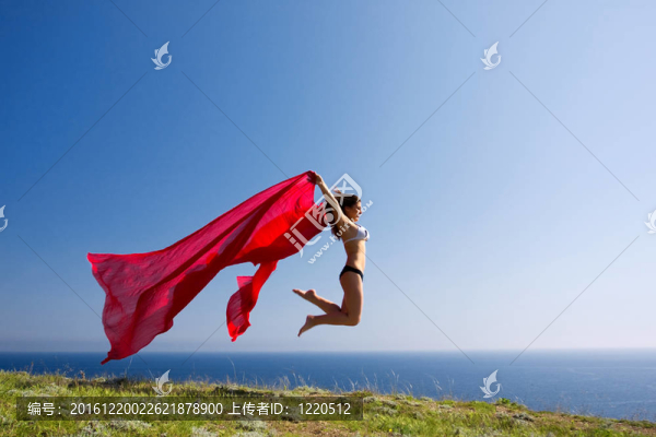 紅色物質(zhì)與自然的女人