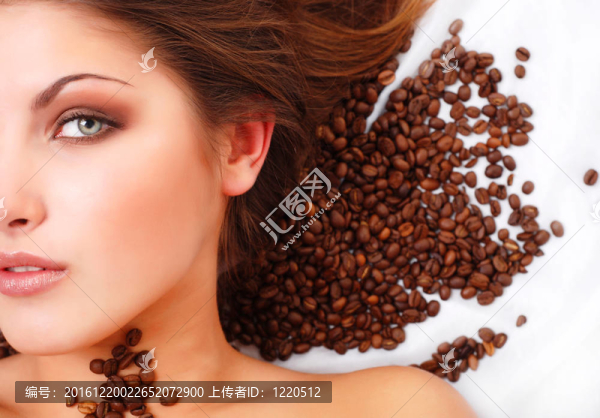 女人臉上的咖啡豆