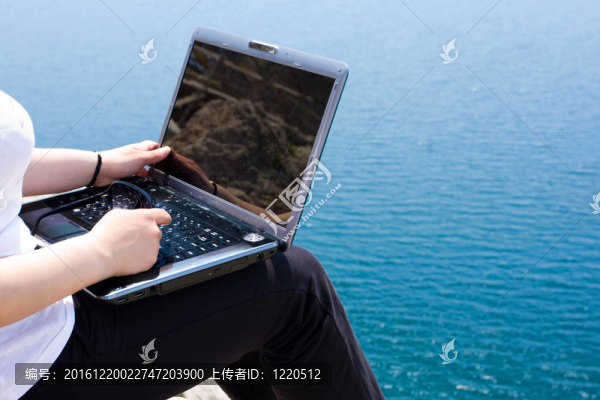 女性與筆記本電腦和自然