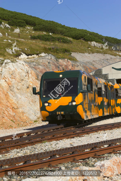 在施內(nèi)山山區(qū)鐵路列車。