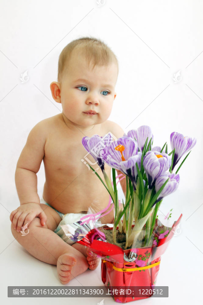 孩子看著花兒