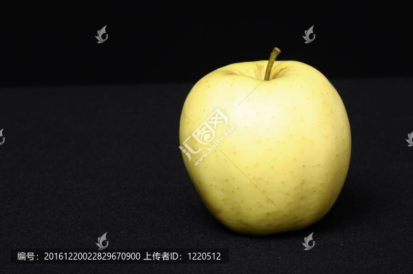 黑色背景的金蘋果