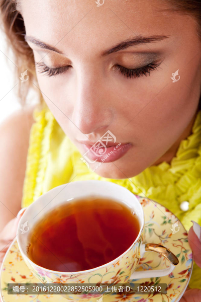 帶著新鮮茶的女人
