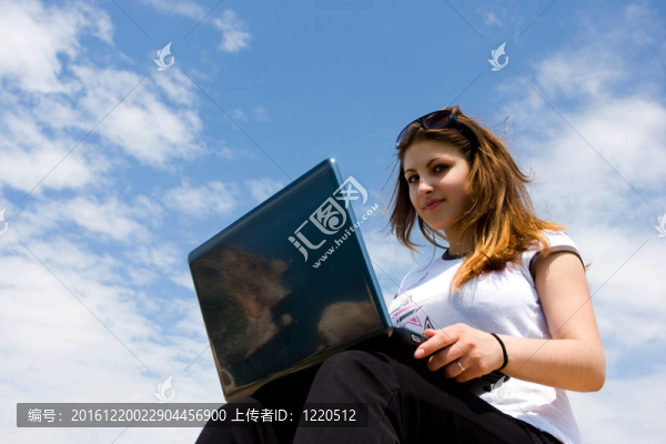 有筆記本電腦和藍天的女人