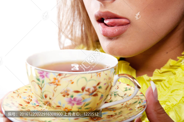 帶著新鮮茶的女人