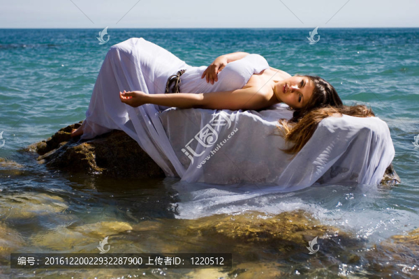 石頭上的女人