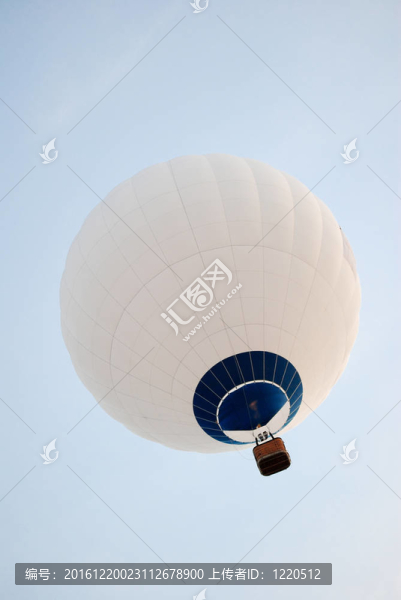 空中熱氣球。