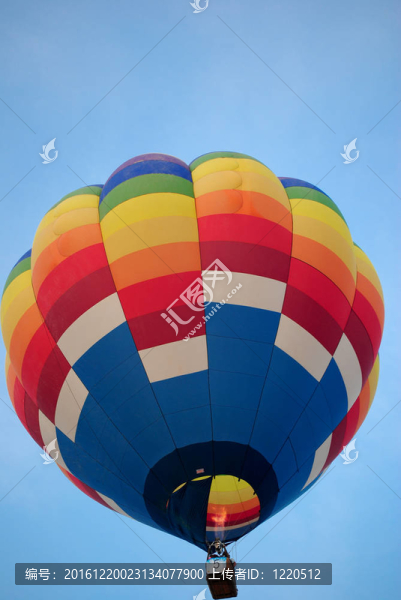 空中熱氣球。