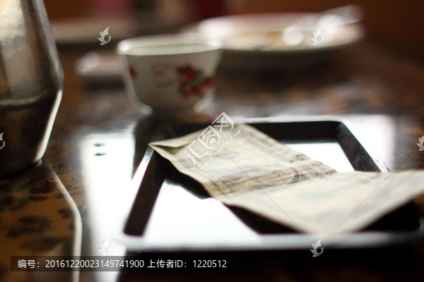 桌上現(xiàn)金小費(fèi)