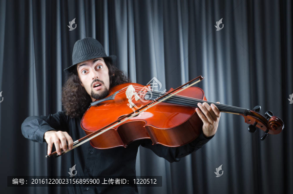 男人拉大提琴