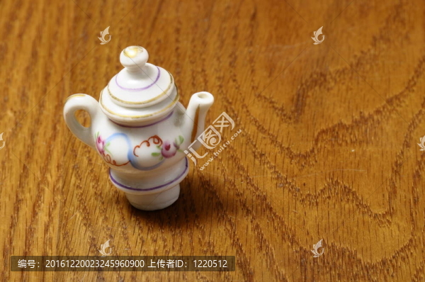 餐桌椅的孩子：在瓷茶壺在木桌上的縮影