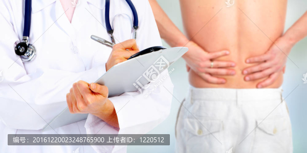 醫(yī)生的手。背部疼痛。