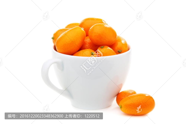 在一個白色的杯金桔。
