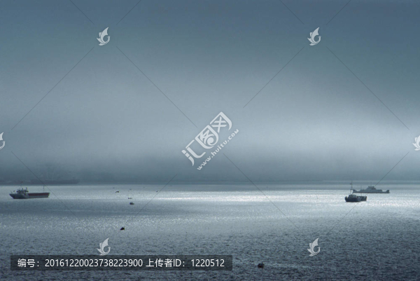霧天氣對塞圖巴爾海和船。葡萄牙