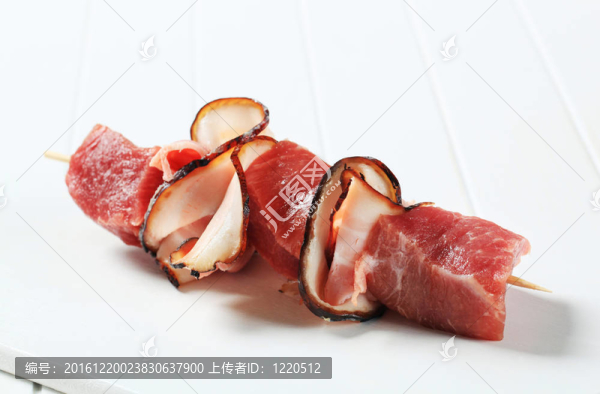 鮮豬肉塊和熏肉棒